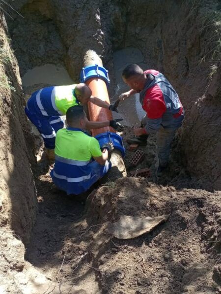 Trabajadores reparando una tubería de agua en Béjar