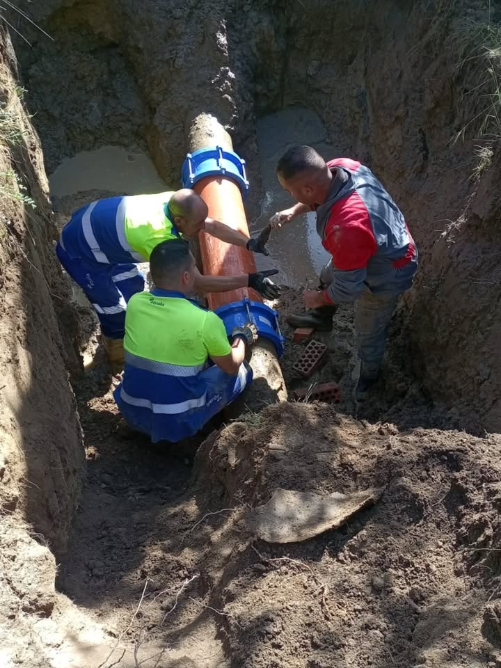 Trabajadores reparando una tubería de agua en Béjar