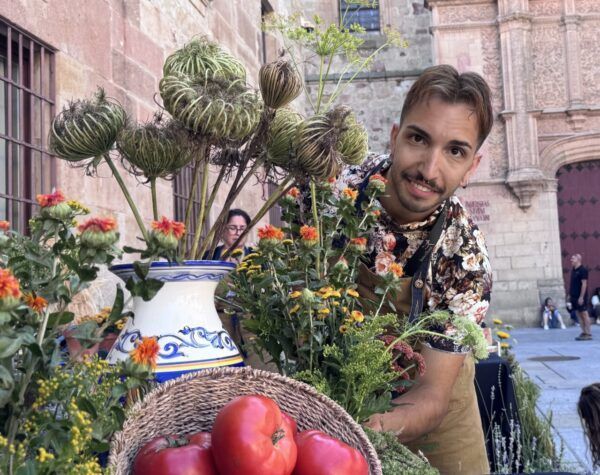 Aitor Ortega posando con flores y vegetación en un evento floral