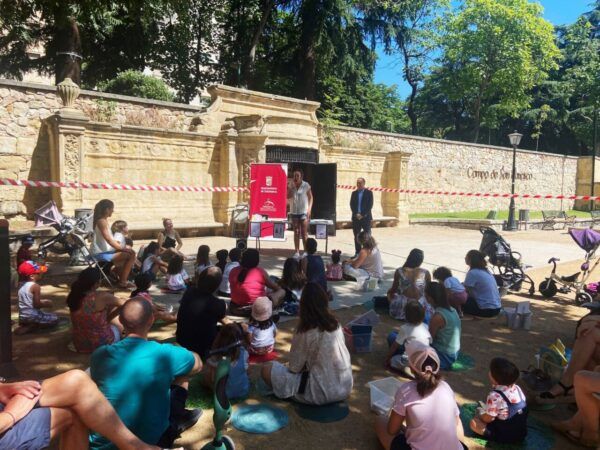 Evento de lectura al aire libre en Salamanca con niños y adultos