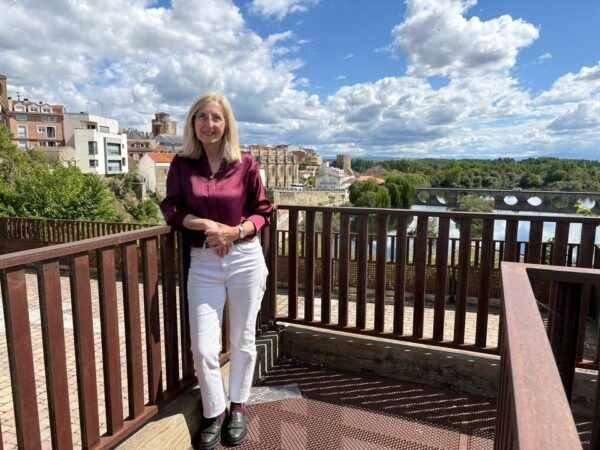Mujer de pie en un mirador con vista a Alba de Tormes