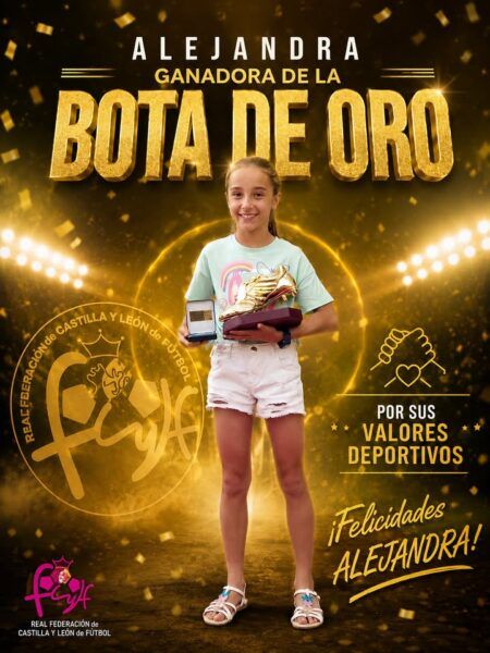 Niña sosteniendo la Bota de Oro con una gran sonrisa