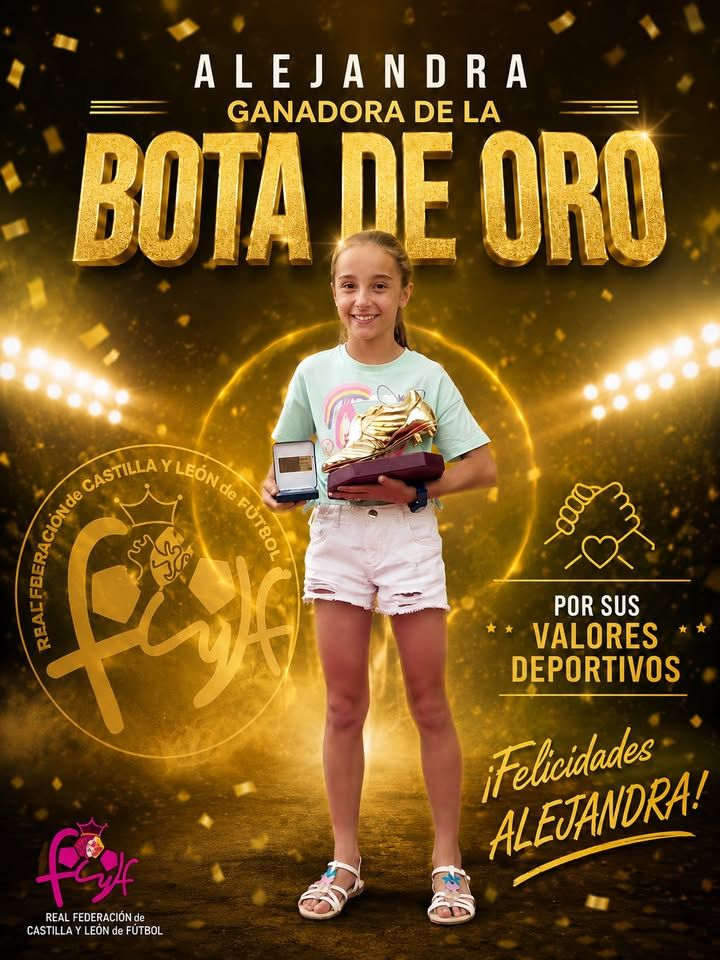 Niña sosteniendo la Bota de Oro con una gran sonrisa