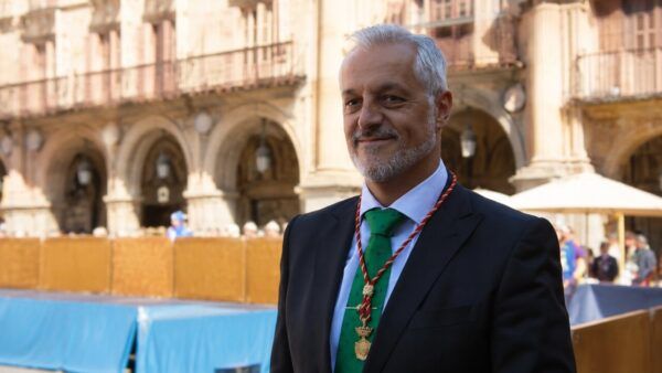 Concejal Alejandro Pérez de la Sota en Salamanca con traje y medalla