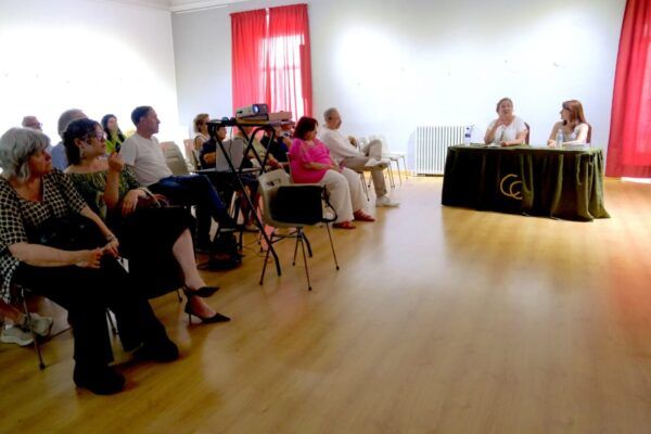 Evento sobre la emigración bejarana a Alemania con público asistente