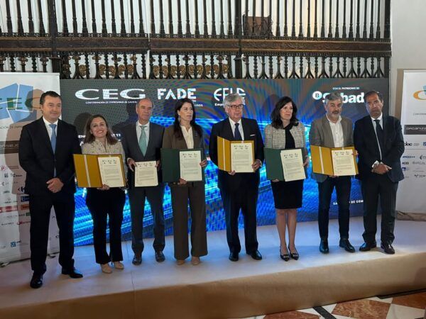 Representantes de comunidades firmando un acuerdo sobre peajes en autopistas
