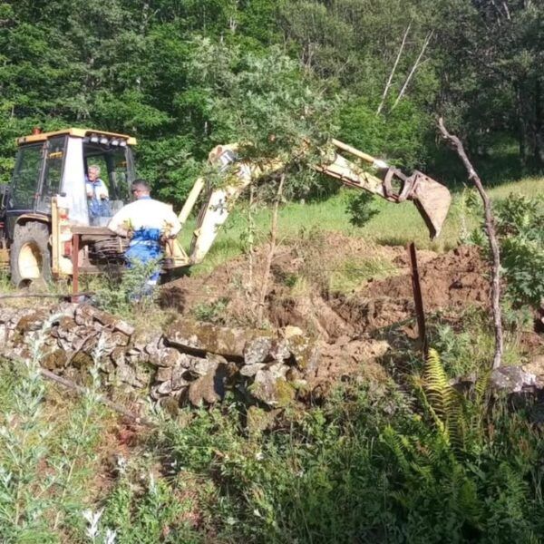 Trabajadores realizando mantenimiento en la red de agua con excavadora