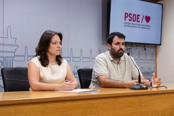 Álvaro Antolín y Mar Fuentes en una rueda de prensa sobre juventud