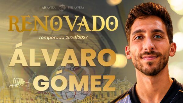 Álvaro Gómez, futbolista de Unionistas de Salamanca, sonriente tras su renovación.