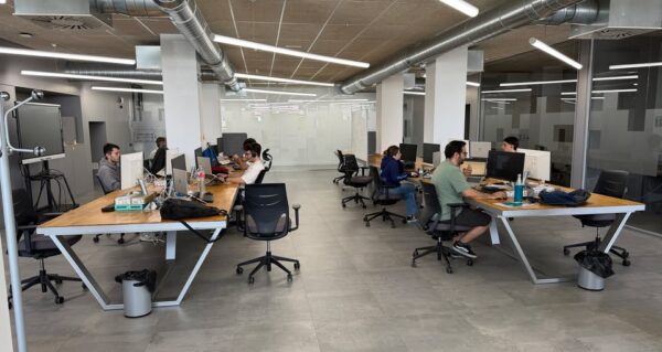 Espacio de coworking en Salamanca con varias personas trabajando en escritorios
