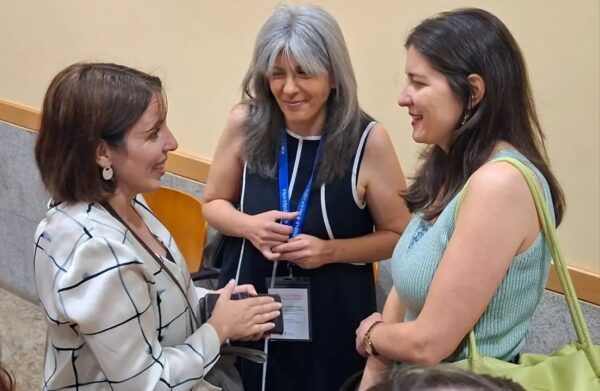 Mujeres conversando en la apertura del congreso sobre sinhogarismo en Salamanca