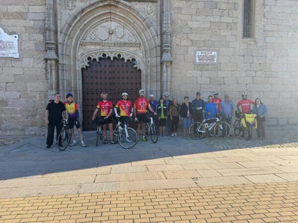 Grupo de ciclistas de Macotera listos para su viaje a Oñati