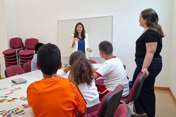 Mujer hablando con niños en un programa educativo en Salamanca