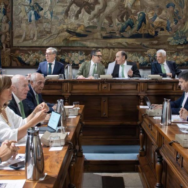 Reunión del Consejo Social de la Universidad de Salamanca discutiendo cuentas