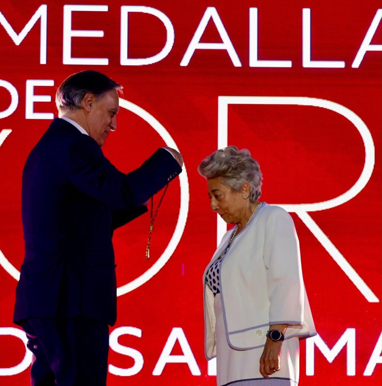 Araceli Mangas recibiendo la Medalla de Oro en Salamanca