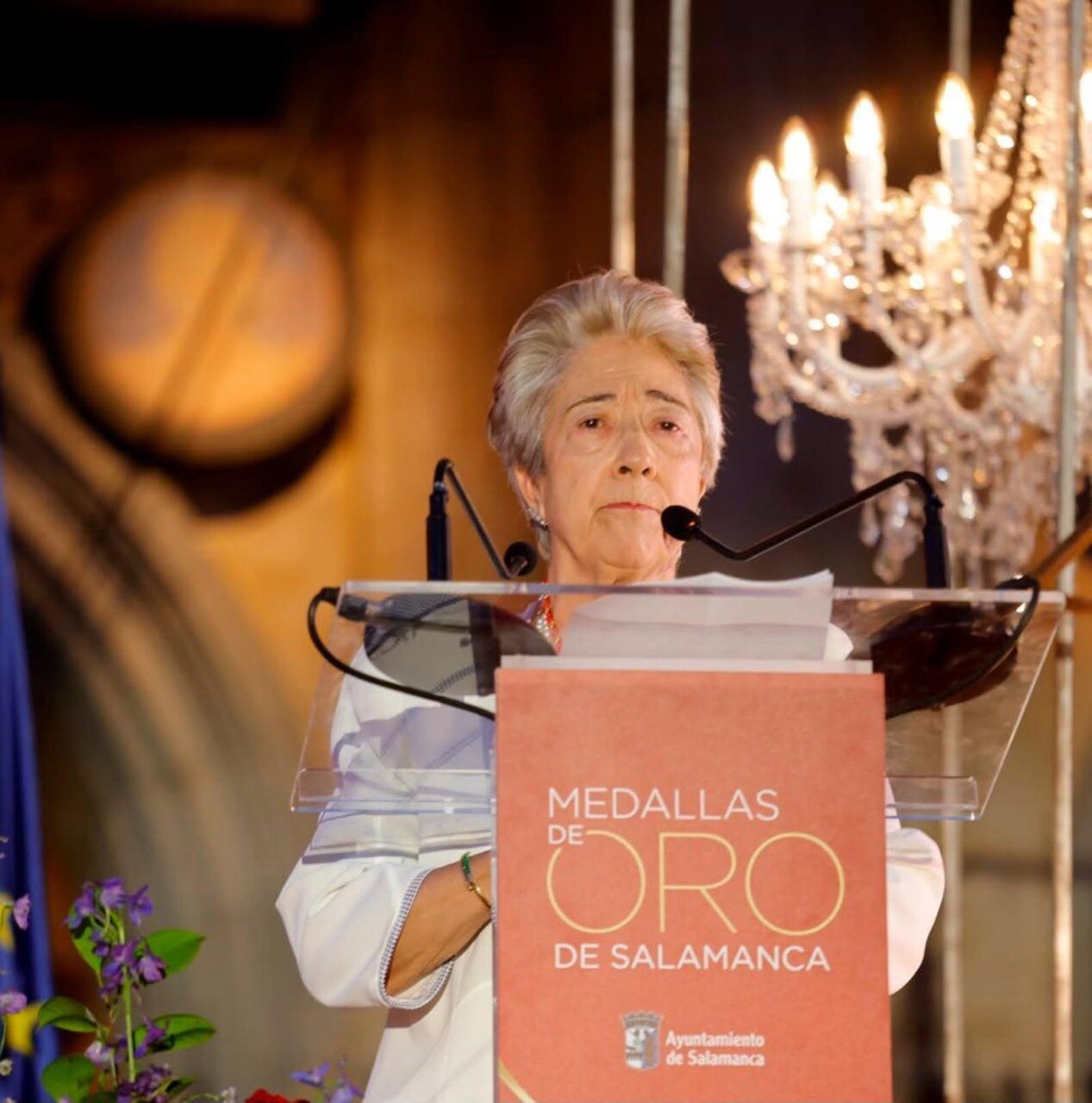 Araceli Mangas recibiendo la Medalla de Oro en Salamanca