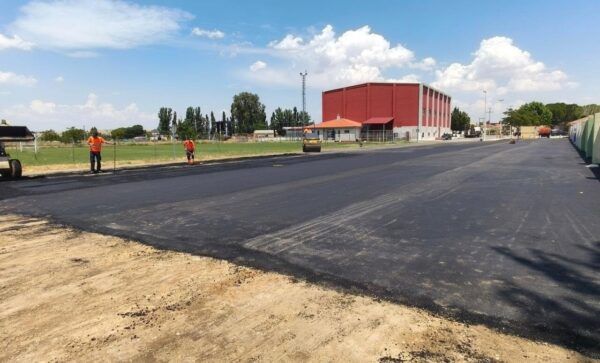 Obras de asfaltado en el aparcamiento de las piscinas municipales de Villoria