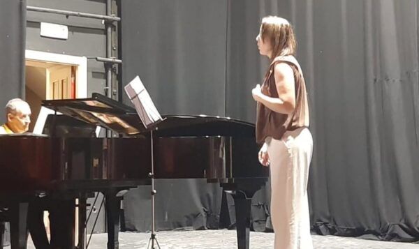 Una cantante actuando en la Escuela Municipal de Música de Alba de Tormes