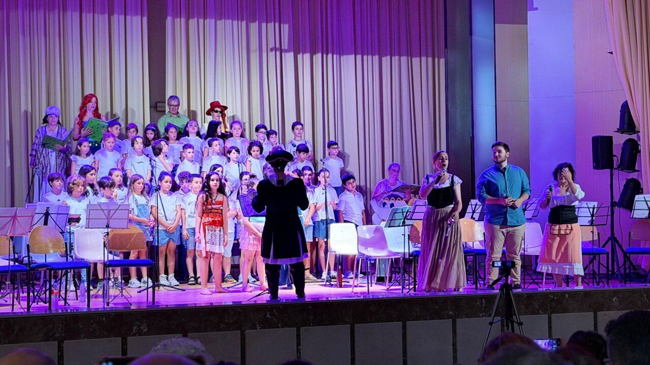 Concierto teatralizado de la Escuela Municipal de Música y Danza con niños cantando