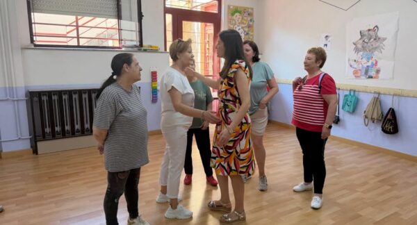 Mujeres participando en el Aula Cultural de Salamanca en un ambiente colaborativo.