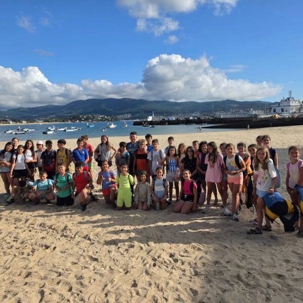 Grupo de niños en la playa durante la aventura de verano en Campa Panxón