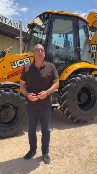 El teniente de alcalde presenta nueva retroexcavadora en Ciudad Rodrigo