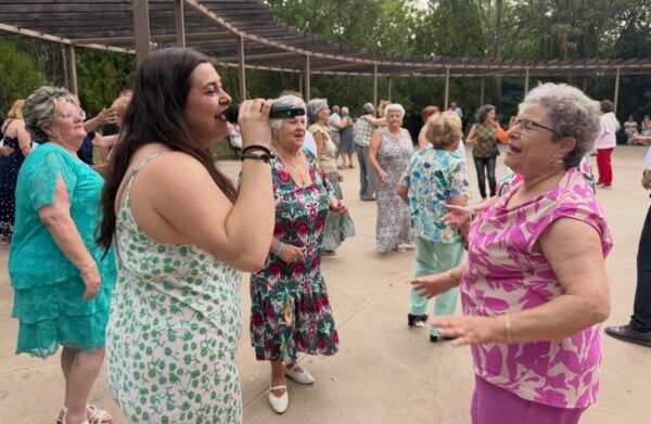 Grupo de personas mayores disfrutando de los bailes de verano en Salamanca.