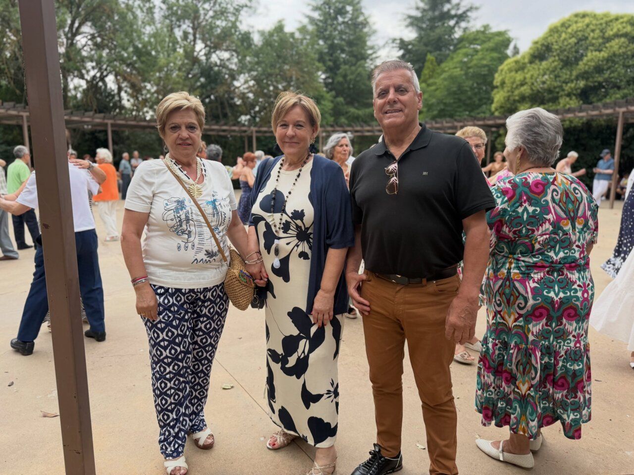 Grupo de personas mayores disfrutando de los bailes de verano en Salamanca