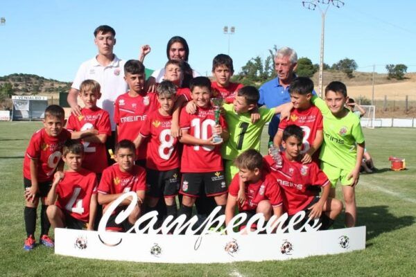Equipo Benjamín B del Villares de la Reina celebrando su victoria en el torneo