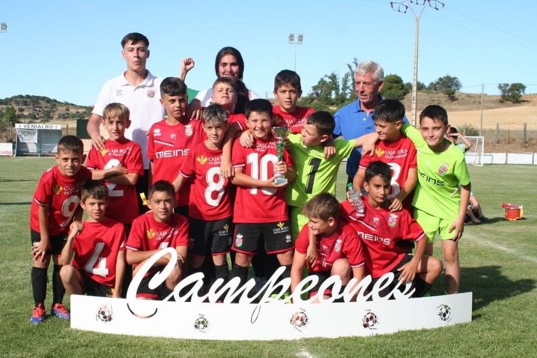 Equipo Benjamín B del Villares de la Reina celebrando su victoria en el torneo