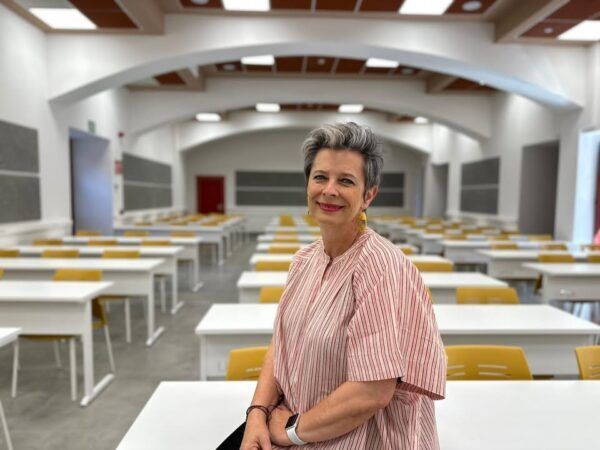 Profesora Mª Ángeles Gómez Martínez en aula moderna