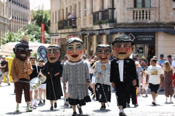 Cabezudos desfilando en las calles de Salamanca durante una festividad