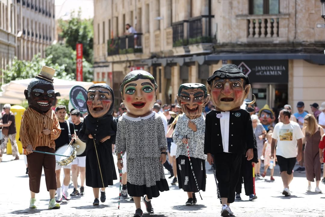 Cabezudos desfilando en las calles de Salamanca durante una festividad