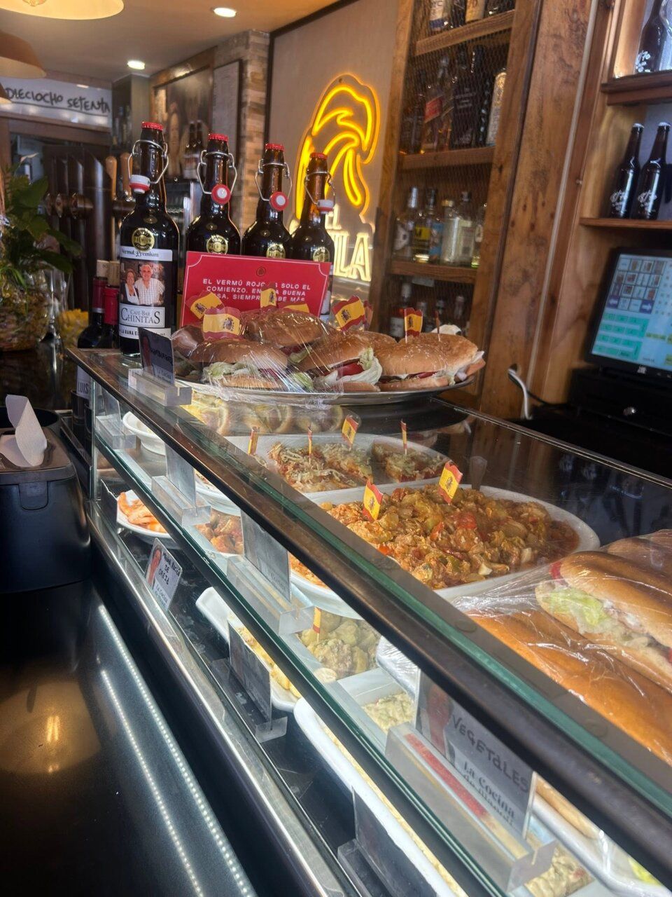 Vista del mostrador del Café Bar Chinitas con comida y bebidas