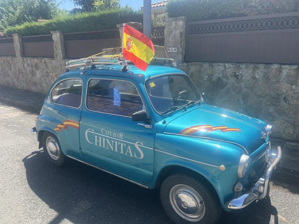 Seat 600 decorado con bandera de España en Café Bar Chinitas