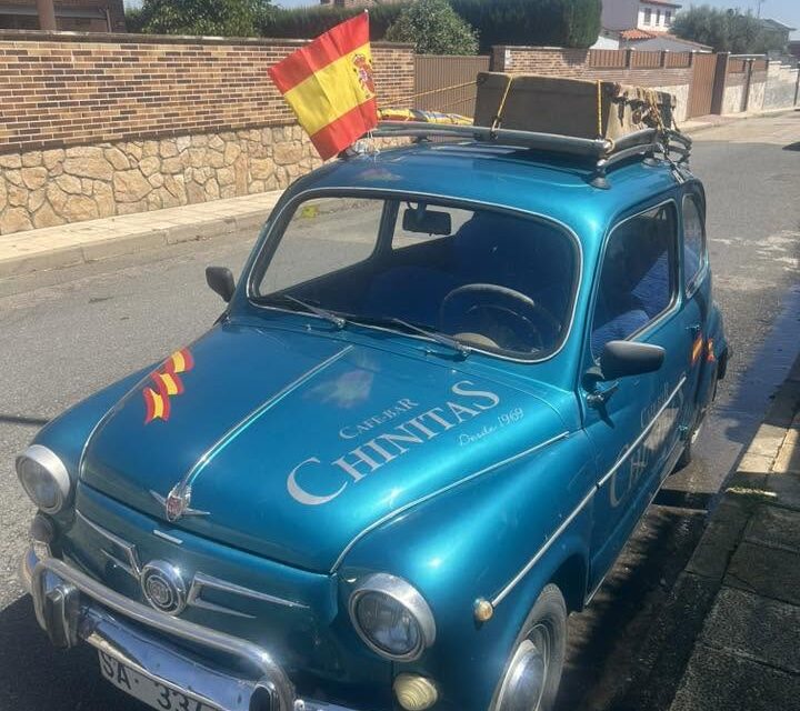 Seat 600 decorado con bandera de España en Café Bar Chinitas