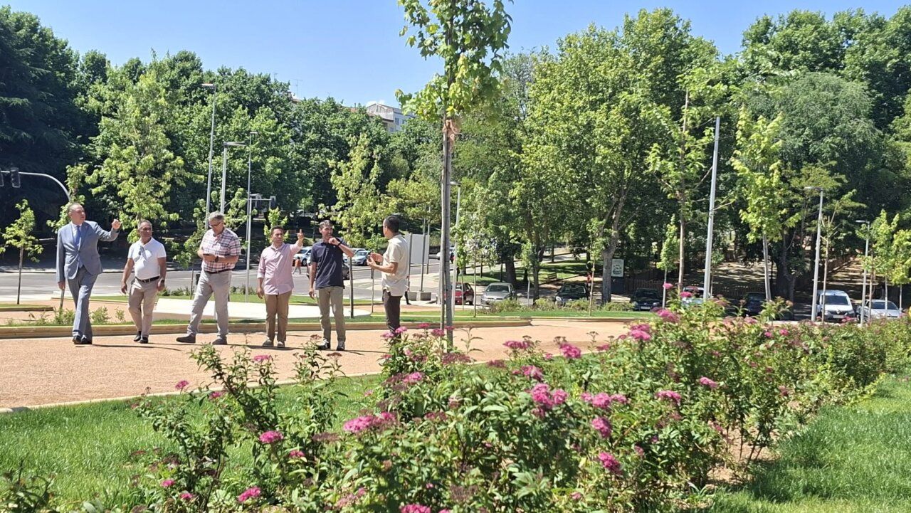 Grupo de personas caminando en una nueva urbanización en Salamanca