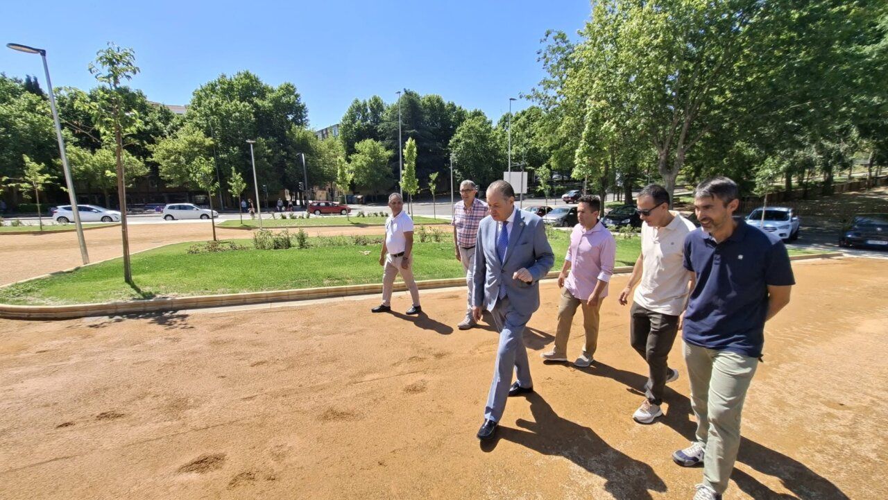 Grupo de personas caminando en una nueva urbanización en Salamanca