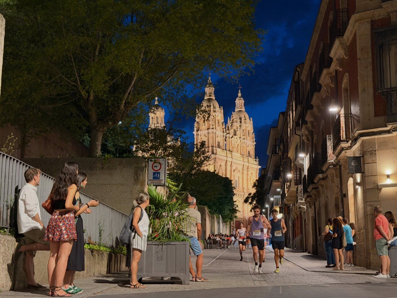 Corredores en las calles de Salamanca durante un evento deportivo nocturno