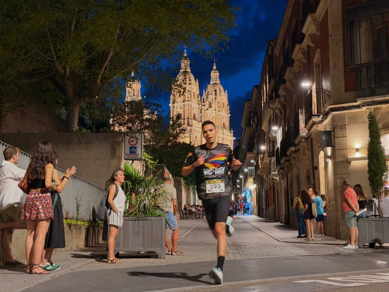 Corredor participando en evento deportivo en Salamanca por la noche