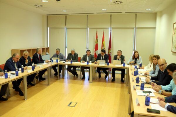 Reunión sobre la campaña de incendios forestales con varios participantes
