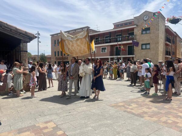 Procesión del Corpus en Carbajosa con vecinos y autoridades
