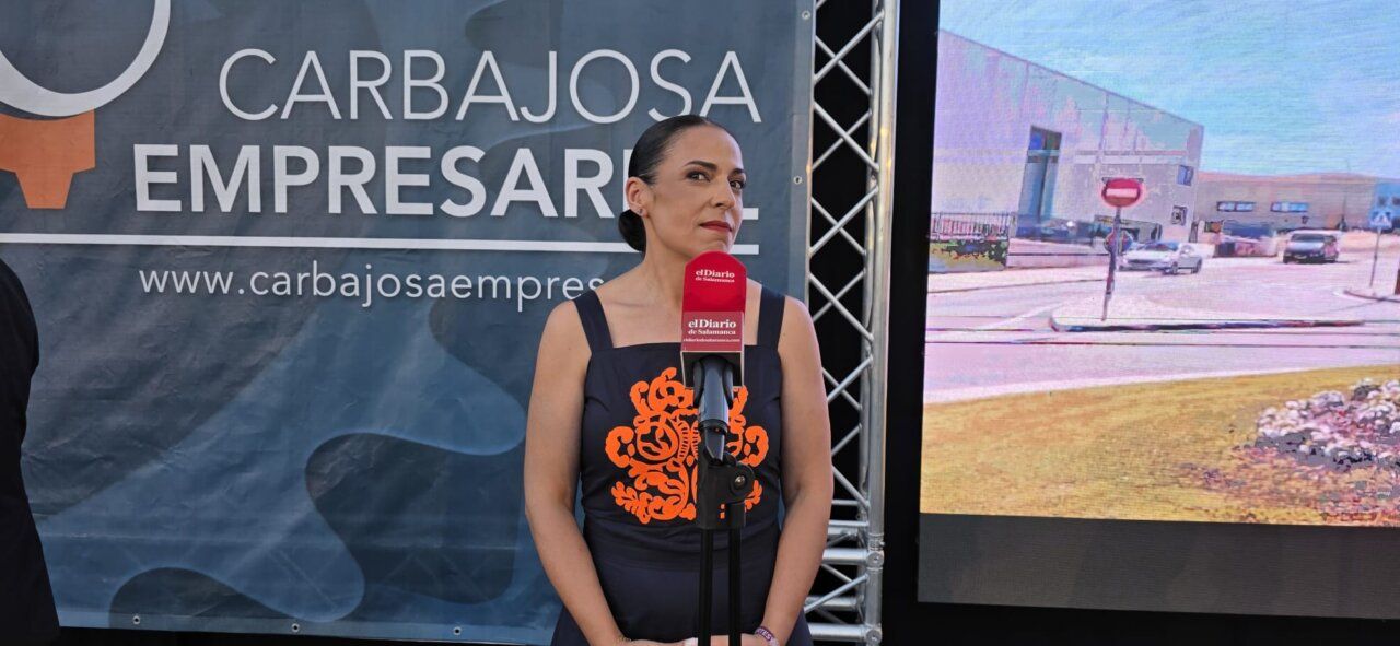 Mujer en evento de premios empresariales en Carbajosa de la Sagrada