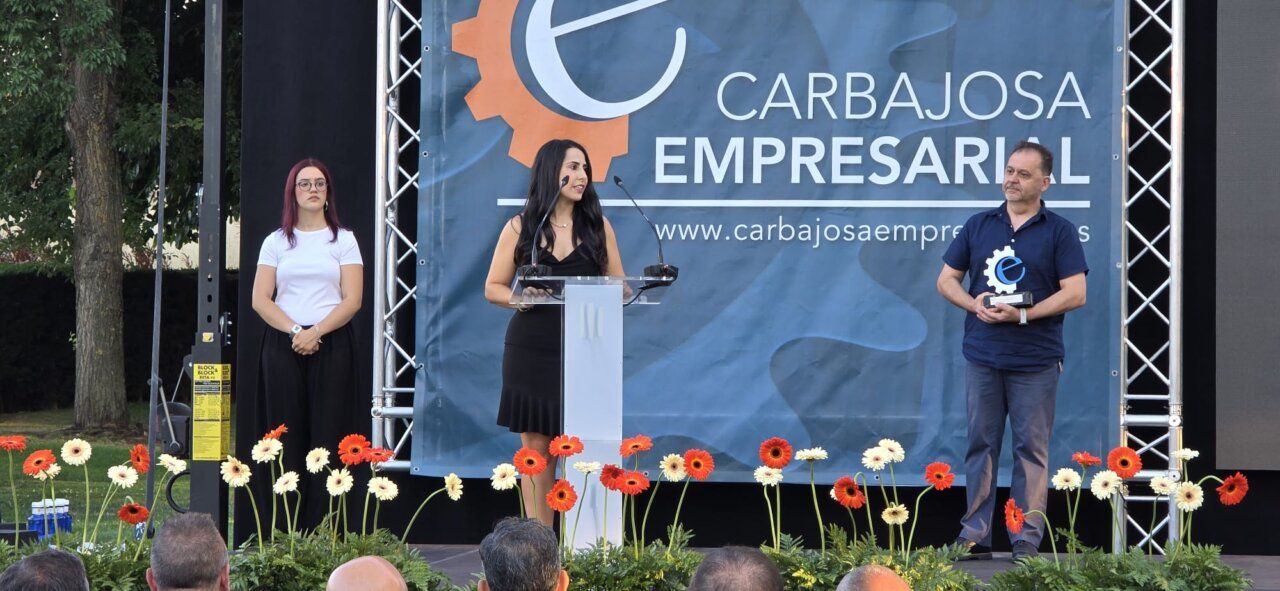 Entrega de premios en Carbajosa de la Sagrada con flores en primer plano