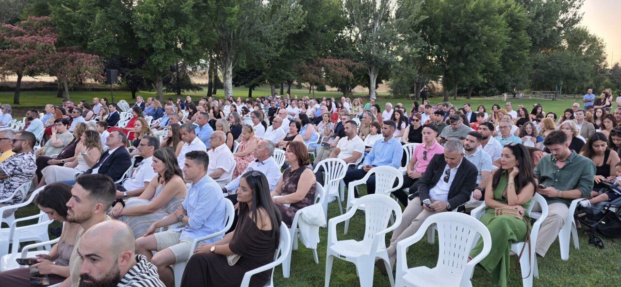 Asistentes a la entrega de los XIV Premios Carbajosa Empresarial en un parque.