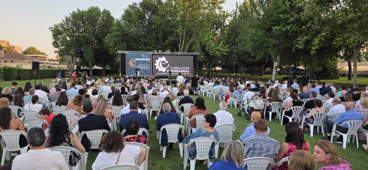 Ceremonia de entrega de los XIV Premios Carbajosa Empresarial en un parque.