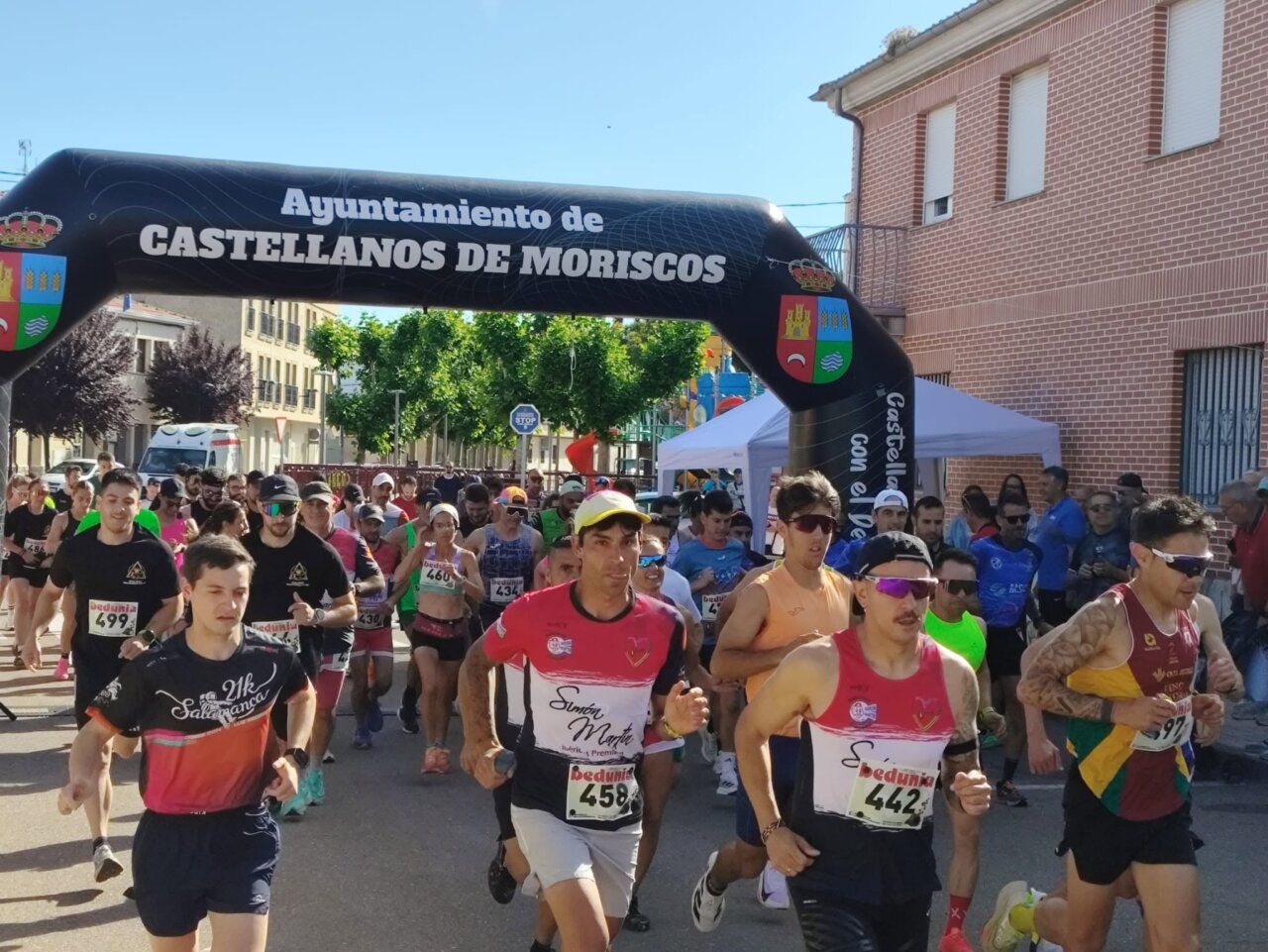 Corredores participando en la XII Carrera Popular en Castellanos de Moriscos