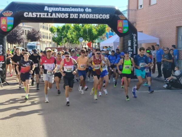 Corredores iniciando la XII Carrera Popular en Castellanos de Moriscos