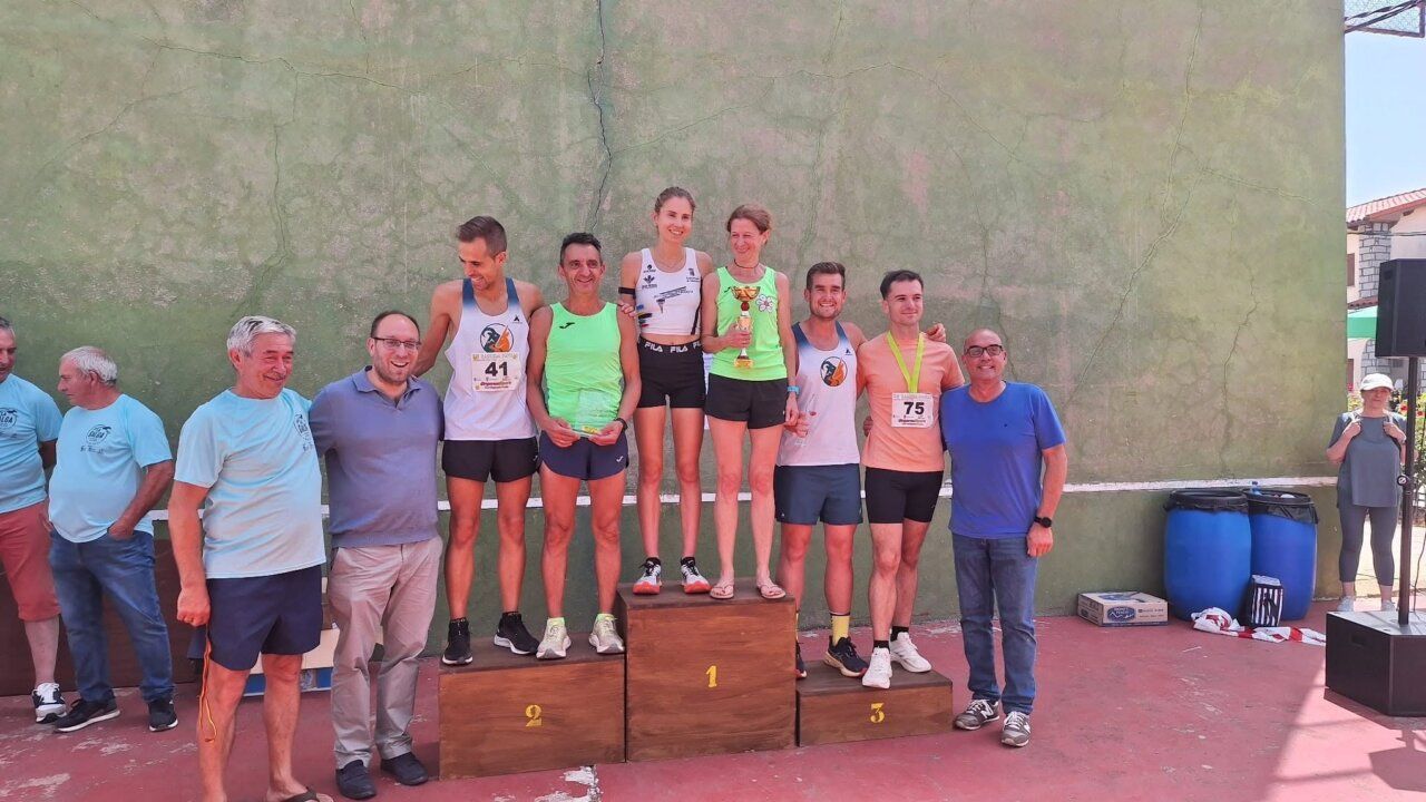 Participantes en el podio de la XII edición de la carrera popular La Galga
