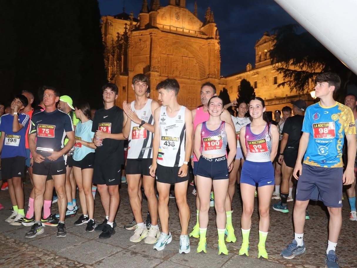 Participantes listos para la carrera nocturna en Salamanca